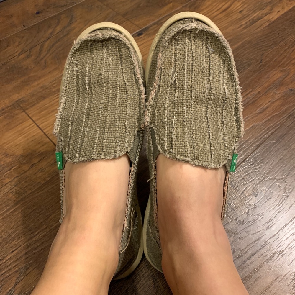 Dark tan women’s Sanuks size 9